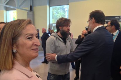 Inauguración de la línea de AVE que unirá Madrid - Valladolid - Palencia León El presidente del Gobierno, Mariano Rajoy, con el portavoz de Podemos Palencia, Juan Gascón.