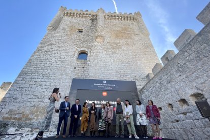 Presentación del Xiaomi 13 Series en el Museo Provincial del Vino, en el castillo de Peñafiel (Valladolid) en la Milla de Oro del Vino-Provincia de Valladolid. Asiste el presidente de la Diputación Provincial, Conrado Íscar; el alcalde de la localidad, Roberto Díez, y los maestros artesanos que han participado en la grabación de la campaña. -ICAL
