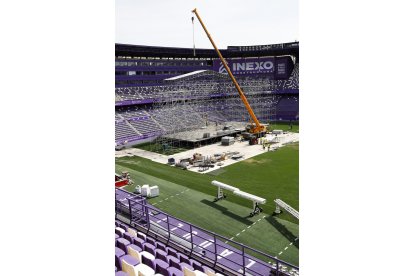 Instalación del escenario en el Fondo Norte del estadio Zorrilla. / LOSTAU