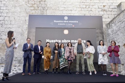 Presentación del Xiaomi 13 Series en el Museo Provincial del Vino, en el castillo de Peñafiel (Valladolid) en la Milla de Oro del Vino-Provincia de Valladolid. Asiste el presidente de la Diputación Provincial, Conrado Íscar; el alcalde de la localidad, Roberto Díez, y los maestros artesanos que han participado en la grabación de la campaña. -ICAL