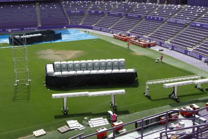 Instalación del escenario en el Fondo Norte del estadio Zorrilla. / LOSTAU