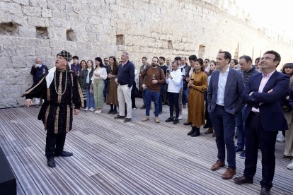 Presentación del Xiaomi 13 Series en el Museo Provincial del Vino, en el castillo de Peñafiel (Valladolid) en la Milla de Oro del Vino-Provincia de Valladolid. Asiste el presidente de la Diputación Provincial, Conrado Íscar; el alcalde de la localidad, Roberto Díez, y los maestros artesanos que han participado en la grabación de la campaña. -ICAL