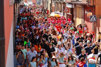 Desfile de peñas en el primer día de las fiestas de Tudela de Duero. -PHOTOGENIC