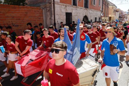 Desfile de peñas en el primer día de las fiestas de Tudela de Duero. -PHOTOGENIC