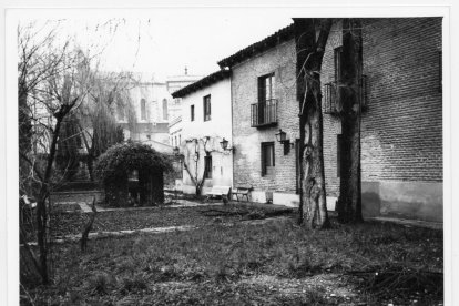 Jardín de la Casa Revilla en 1985.- ARCHIVO MUNICIPAL DE VALLADOLID