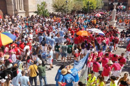 Desfile de peñas en el primer día de las fiestas de Tudela de Duero. -PHOTOGENIC