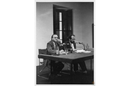 Mesa principal de una conferencia en la Casa Revilla.- ARCHIVO MUNICIPAL DE VALLADOLID
