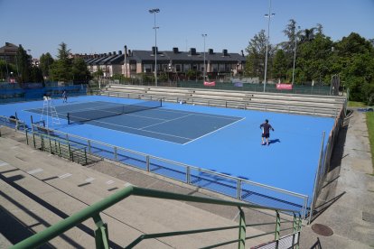 Federación Regional de Tenis en las pistas situadas en calle Federico García Lorca .-J.M.L LOSTAU