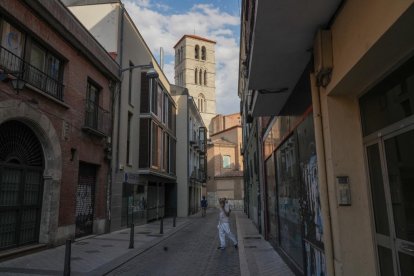 Calle de la Lira, al fondo la iglesia de San Martín del barrio de San Martín.- J.M. LOSTAU
