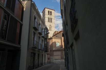 Calle de la Lira, al fondo la iglesia de San Martín del barrio de San Martín.- J.M. LOSTAU