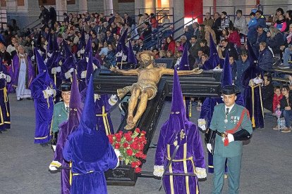 Cofrades de Nuestro Padre Jesús Nazareno y agentes de la Guardia Civil  acompañan el paso del Cristo de la Agonía. J.M. LOSTAU