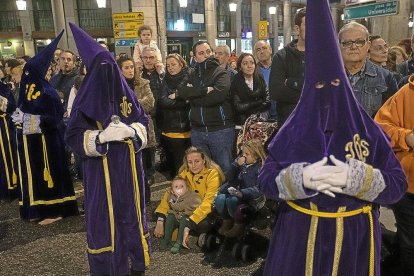 el público presencia el paso del Vía-Crucis Procesional por la plaza Mayor. J.M. LOSTAU