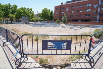 Nuevo vallado del circuito para bicicletas inacabado de Covaresa.- J. M. LOSTAU