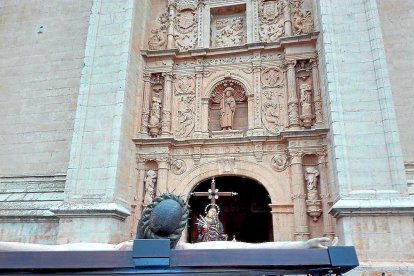 VÍA CRUCIS Y ENCUENTRO EN MEDINA DE RIOSECO. La Pasión riosecana, de interés turístico internacional, celebró ayer el Vía Crucis y la Procesión del Encuentro de Jesús camino del Calvario con su Madre, desde la iglesia de Santa María de Mediavilla hasta la fachada meridional plateresca de la iglesia de Santiago. S. G. C.