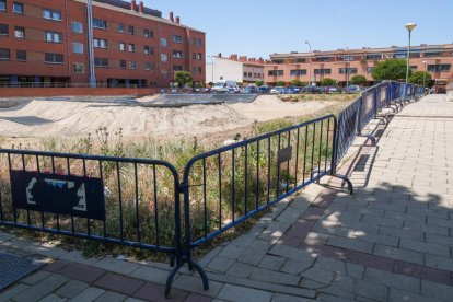 Nuevo vallado del circuito para bicicletas inacabado de Covaresa.- J. M. LOSTAU
