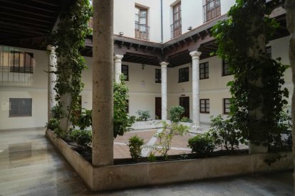Patio interior del número 7 de la calle del Prado en el barrio de San Martín.- J.M. LOSTAU