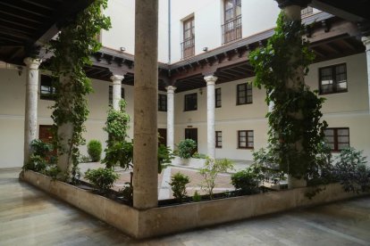 Patio interior del número 7 de la calle del Prado en el barrio de San Martín.- J.M. LOSTAU