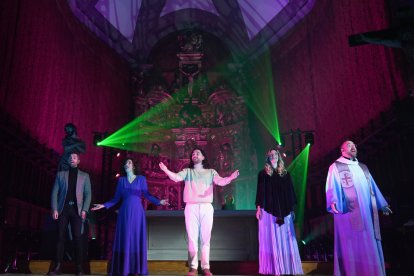 Representación de 'Vía Crucis, el Musical' en la Catedral de Valladolid. / LOSTAU