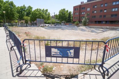 Nuevo vallado del circuito para bicicletas inacabado de Covaresa.- J. M. LOSTAU