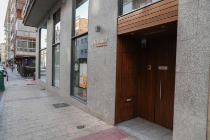 Restaurante Eh Voilà! en la calle Marqués del Duero del barrio de San Martín.- J.M. LOSTAU