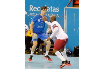 El joven Pablo Herrero busca fintar a un jugador rival. / PHOTOGENIC