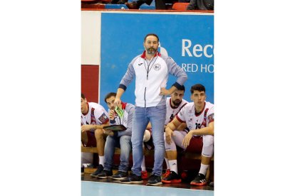 Miguel Velasco, técnico de Logroño, observa el choque desde el banquillo. / PHOTOGENIC