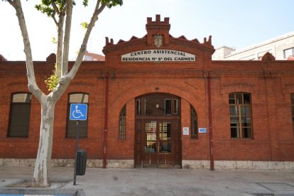 Centro asistencial residencia Nuestra Señora del Carmen en la calle Chancillería del barrio de San Martín.- J.M. LOSTAU