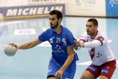 Miguel Martínez, que pide el balón, es empujado por un rival. / PHOTOGENIC