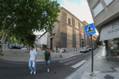 Convento de las Descalzas Reales en la Avenida Ramón y Cajal del barrio de San Martín.- J.M. LOSTAU