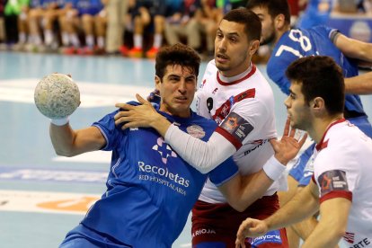 Patrianova es sujetado por un jugador de Logroño. / PHOTOGENIC