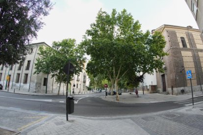 Convento de las Descalzas Reales en la Avenida Ramón y Cajal del barrio de San Martín.- J.M. LOSTAU