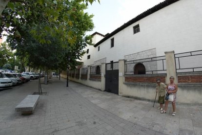 Convento de las Descalzas Reales en la Avenida Ramón y Cajal del barrio de San Martín.- J.M. LOSTAU