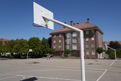 Zona Deportiva en la calle Miguel Hernández en la actualidad .-J.M. LOSTAU