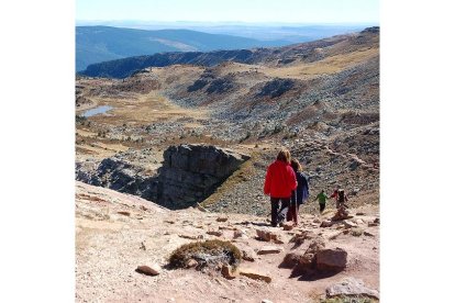 Una de las singularidades del GR86 es la capacidad de enlazar paisajes que van de la cuenca del Ebro a la del Duero, de estepas y sierras peladas a frondosos bosques de caducifolias. / HDS