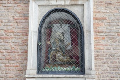Iglesia de San Martín con la imagen de la Virgen de la Piedad del barrio de San Martín.- J.M. LOSTAU