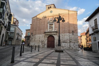 Plaza e iglesia de San Martín del barrio de San Martín.- J.M. LOSTAU