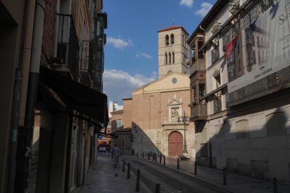 Iglesia de San Martín desde la calle de San Martín en el barrio de San Martín.- J.M. LOSTAU