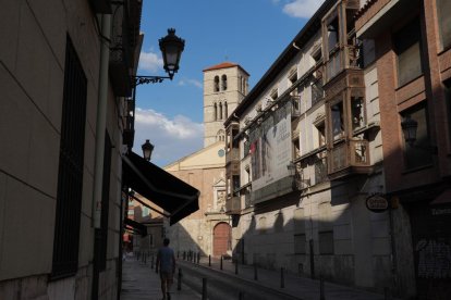 Iglesia de San Martín desde la calle de San Martín en el barrio de San Martín.- J.M. LOSTAU