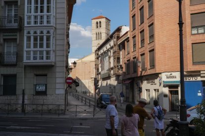 Iglesia de San Martín desde la calle de San Martín en el barrio de San Martín.- J.M. LOSTAU