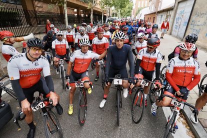 Miguel Indurain junto a participantes de la marcha Cicloturista Santamaría. / PHOTOGENIC