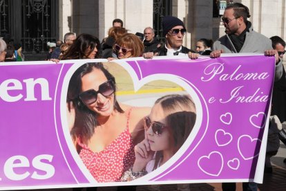 Concentración en la plaza Mayor de Valladolid por Paloma e India. - LOSTAU