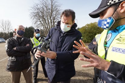 El alcalde de Valladolid, Oscar Puente, en la presentación de los drones con la Policía. - E.M