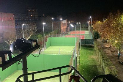 Iluminación led de las pistas de pádel y tenis Miriam Blasco. -E.M.