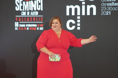 Las celebridades pasean por la alfombra verde momentos antes de la gala de clausura de Seminci. - ICAL