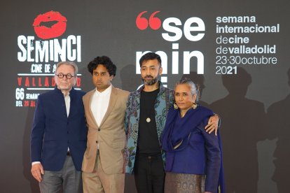 Las celebridades pasean por la alfombra verde momentos antes de la gala de clausura de Seminci. - ICAL