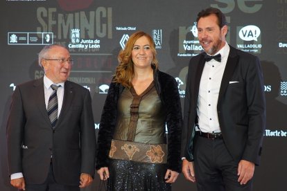 El alcalde de Valladolid, Óscar Puente, y la delegada del Gobierno, Virginia Barcones, posan en la alfombra verde de Seminci.- ICAL