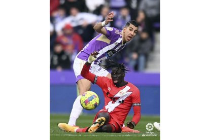 El Yamiq puja por un balón con Pathé Ciss. LALIGA