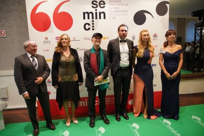 El alcalde de Valladolid, Óscar Puente, y la delegada del Gobierno, Virginia Barcones, posan en la alfombra verde de Seminci.- ICAL