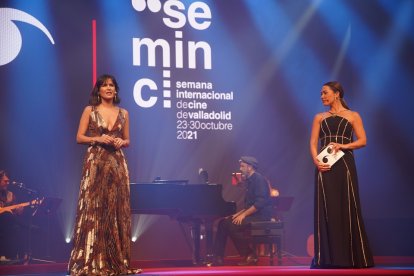 Las presentadoras de la gala de clausura de Seminci.- ICAL