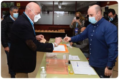 Jesús Julio Carnero (PP) ejerce su derecho al voto en la provincia de Valladolid. -ICAL